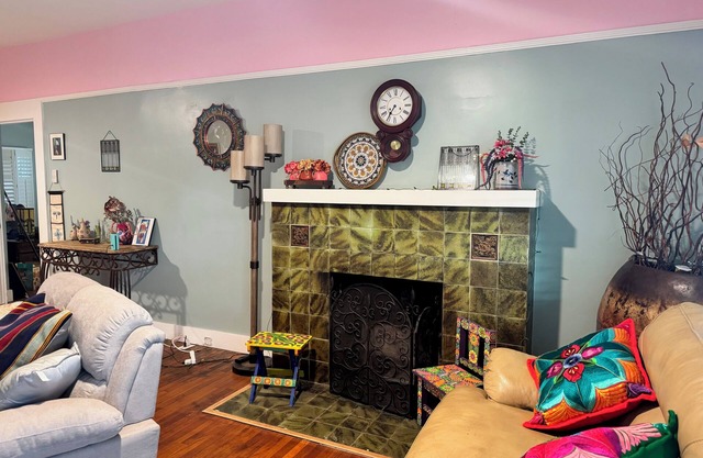 Charming city center craftsman house with full kitchen and AC
