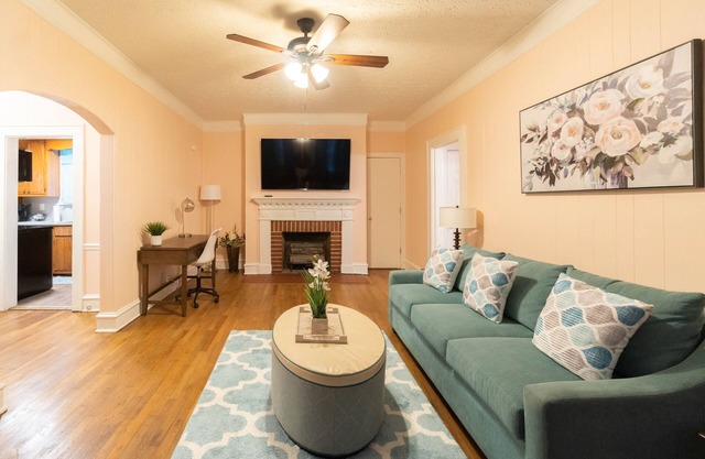 Charming Cloverdale 1 BR Home w/Home Office & King Bed