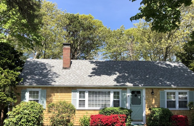 Charming Coastal Cottage - walk to Craigville Beach
