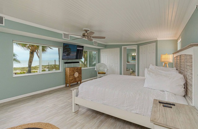 Charming Coastal Retreat on the Beach! nDiscounted Winter Rates Available Now