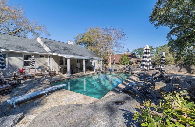 Charming Columbus Retreat|3BR|Pool&Games