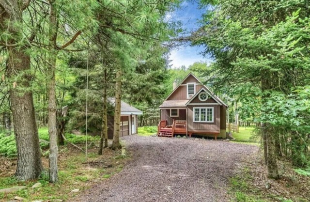 Charming Colville Cottage with King Bed/Deck/Pet Friendly!