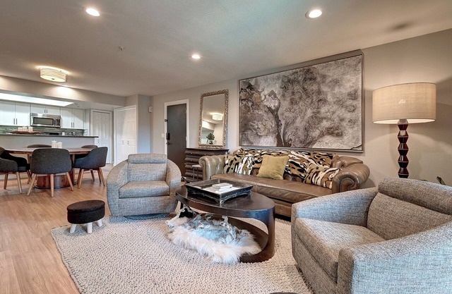 Charming & Comfy Condo in the Heart of Old Town!