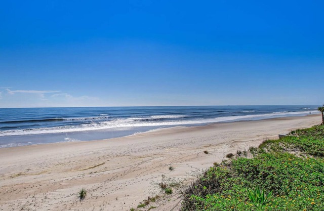 Charming condo in excellent Cape Canaveral sleeps 6