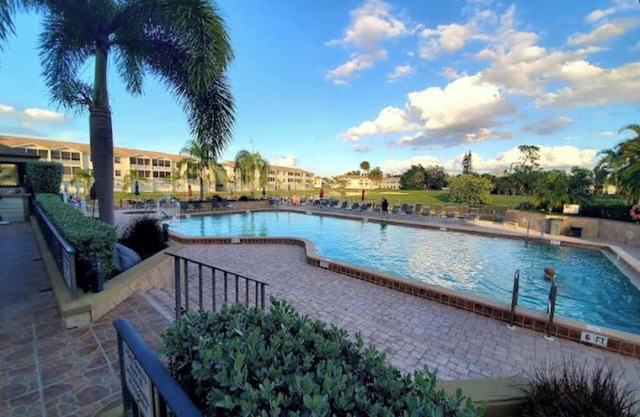 Charming Condo in Fort Myers Florida - Centrally Located w/Pool & Hot Tub