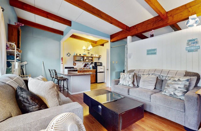 Charming condo suite near the beach & dining with pool & grill