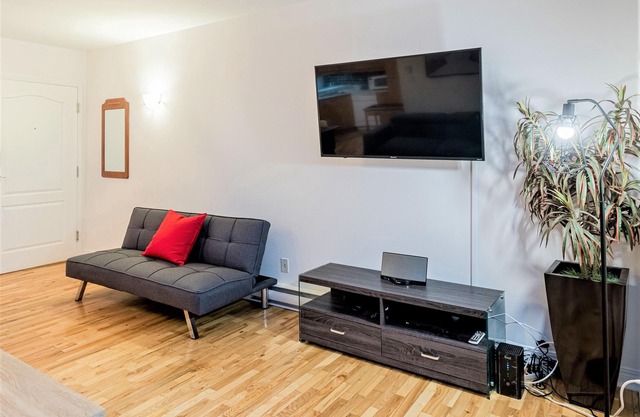 Charming condo well located for relaxing in the city