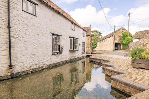 Charming Cotswolds Retreat in the Heart of Dursley