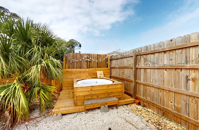 Charming cottage with enclosed yard, patio, private hot tub & washer/dryer