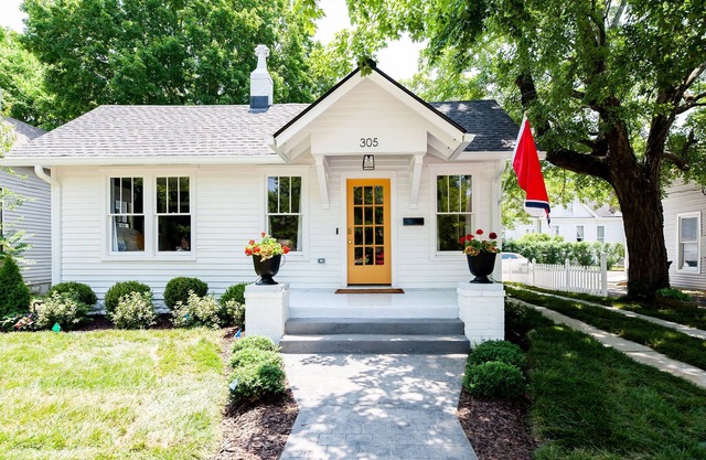 Charming cottage 1 block from Historic Franklin TN's Main Street