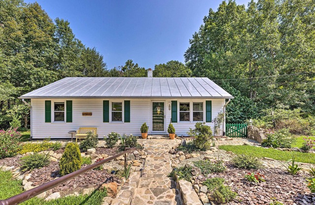 Charming Cottage < 10 Mi to Wineries & Skiing!
