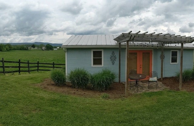Charming Cottage, Fresh Eggs, Friendly Pets AND Pet Friendly!