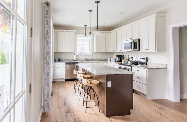 Charming Cottage Getaway, just Steps to the Warm Springs Pools!