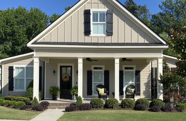 Charming cottage home 10 miles from Masters!