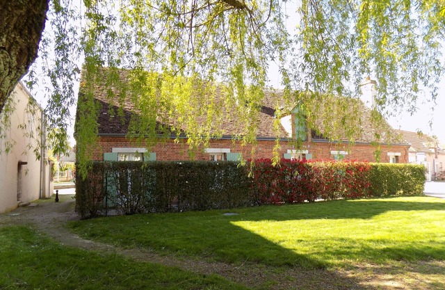 Charming Cottage in Tranquil Village with Private Parking and Baby Equipment