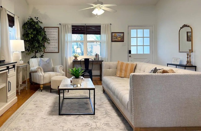 Charming Cottage in Old Town Tomball -walk to shopping and restaurants