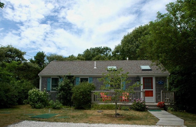 Charming Cottage - Just 1 Block or a 3-minute walk to Private Association Beach!