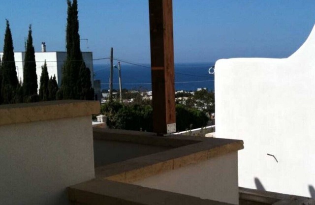 Charming cottage on 4 floors with sea view, air conditioning and barbecue.