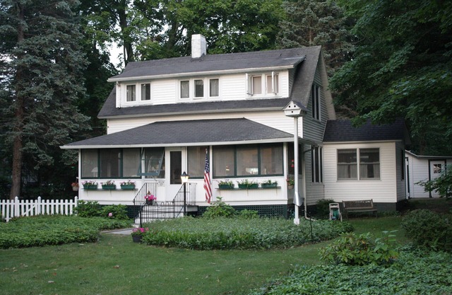 Charming Cottage on Lakeshore Drive