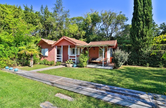 Charming cottage , secluded property with pool and garden - beaches nearby