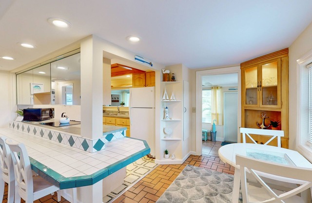 Charming Cottage Steps from Beach - Dog-Friendly with Bikes & Beach Gear