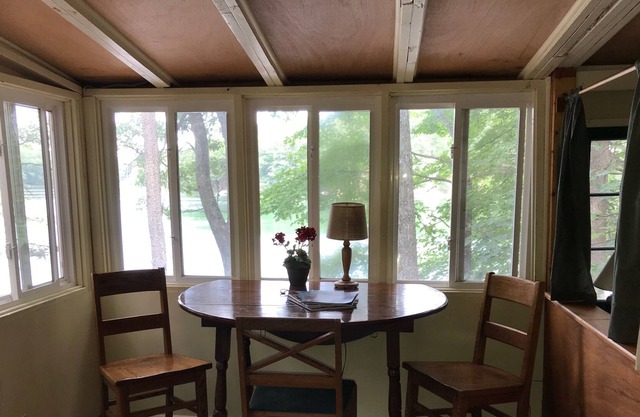 Charming Cottage on beautiful Lake Arbutus now with air conditioning!