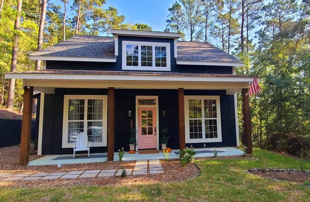 Charming Cottage with direct access to Lake Livingston!