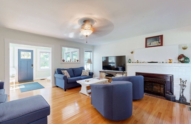 Charming Cottage with Cozy Comfort and Easy Access to Outdoor Adventures