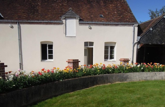 Charming Cottage with Heated Pool, Tennis, and Nearby Attractions in Danzé