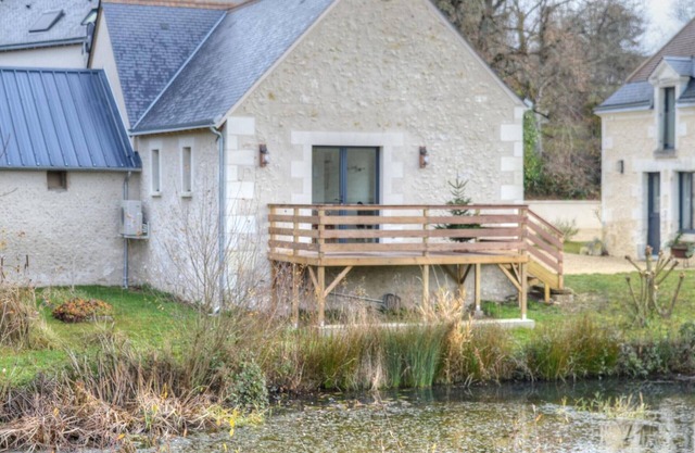 Charming Cottage with Terrace Overlooking Pond, Near Chenonceau and Beauval Zoo