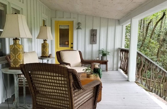 Charming cottage with lake view, minutes from downtown Cashiers