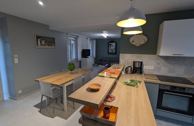 Charming Countryside Cottage: Tranquil Farm Stay, Near Forest and Scenic Bike Routes