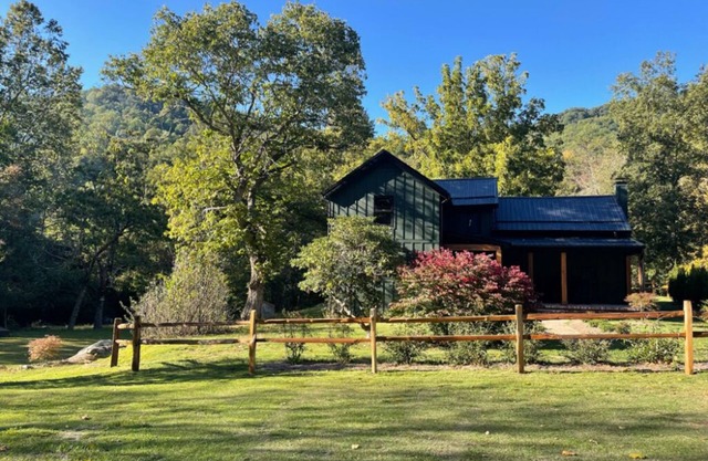 Charming cozy RIVERFRONT cottage on the Piney River. A little slice of heaven!