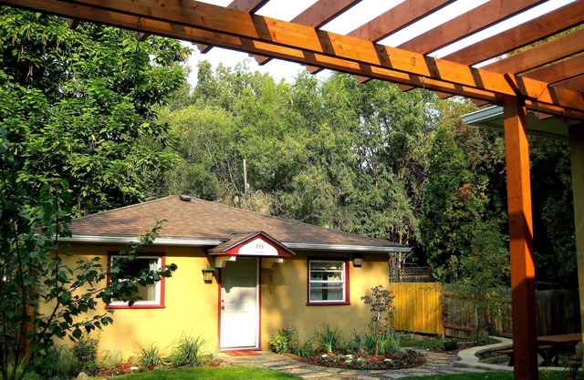Charming Creek Side Cottage with King bed Close to Whitman