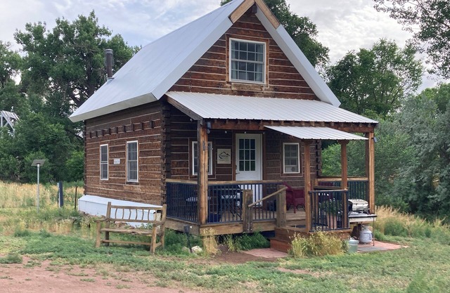 Charming Creekside Cabin next to 4 Mile Creek with mountain views. Dog friendly!