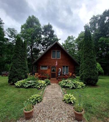 Charming Creekside Log Cabin with Wood Burning Stove Overlooking the Neshannock Creek, Western PA