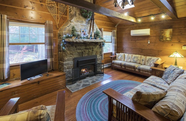 Charming Deck House amongst the Trees; Minutes To Hidden Valley/Seven Springs