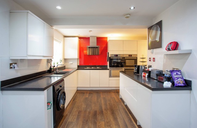 Charming Deluxe 5 Bedroom House In Nottingham