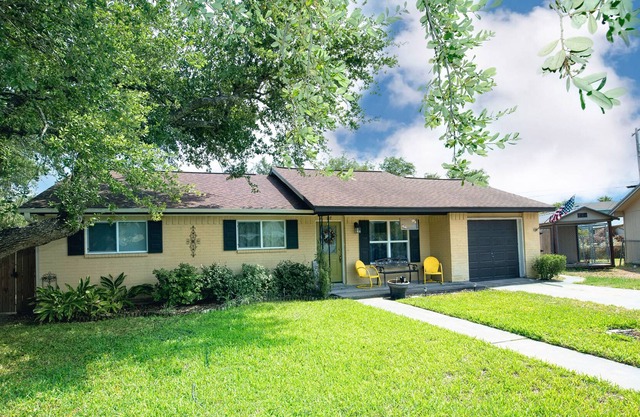 Charming, dog-friendly home with grill, patio, central AC & washer/dryer