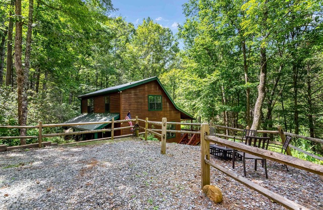 Charming Dog Friendly Mountain Cabin with Hot Tub, Firepit & Scenic Views