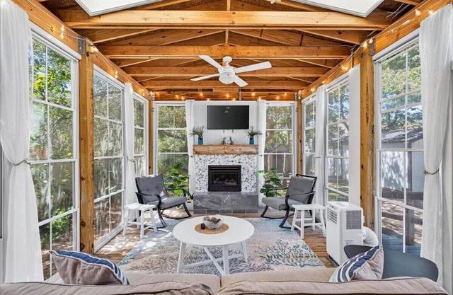 Charming dog-friendly bungalow, just a SHORT walk to beach Hot tub Fire Pit