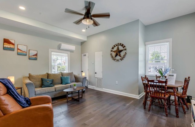 Charming downtown apartment! Walking distance to hotspots and attractions!