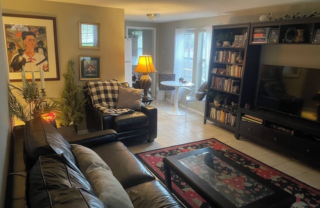 Charming Downtown Home, king bed- backyard- best parking- in walking distance…