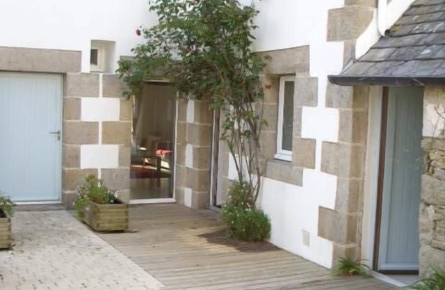 Charming duplex apartment, downtown, on the port, near beach and train station