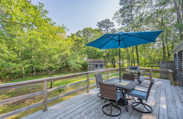 Charming Eastham Retreat Walk to Beaches & Trails, Linens Provided