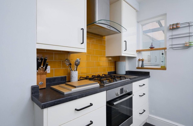 Charming Edwardian Terrace nr Exeter City Centre
