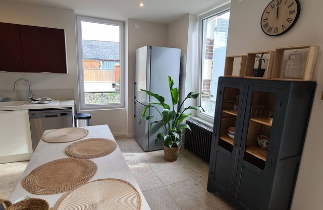 Charming Family Cottage with Garden, Near Orléans & Châteaus, Sleeps 10