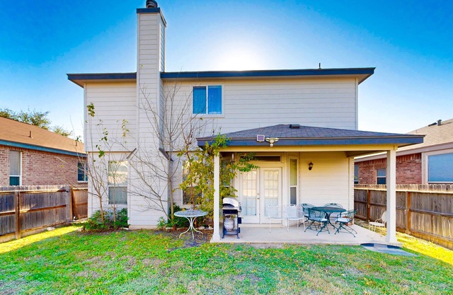 Charming family friendly home, enclosed backyard & 20 miles from San Antonio