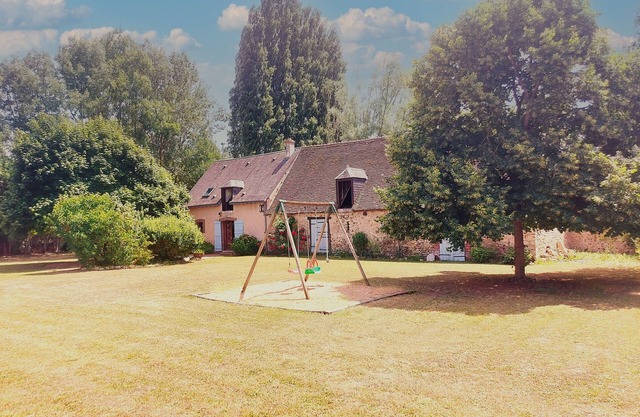 Charming Farmhouse Retreat: Fireplace, Large Courtyard, Pet-Friendly, Near Paris
