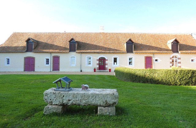 Charming Farmhouse Stay: Game Room, Spacious Garden, Near Historic Chateaux
